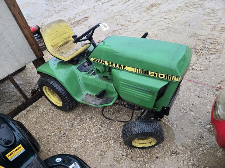 john-deere-210-image-1