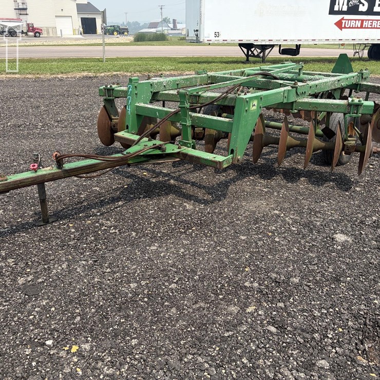 JOHN DEERE OFFSET DISC
