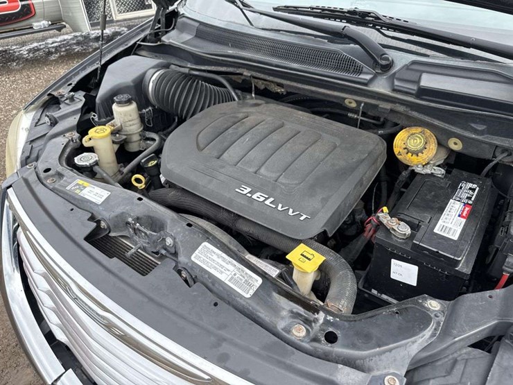 2014-chrysler-town-&-country-image-17