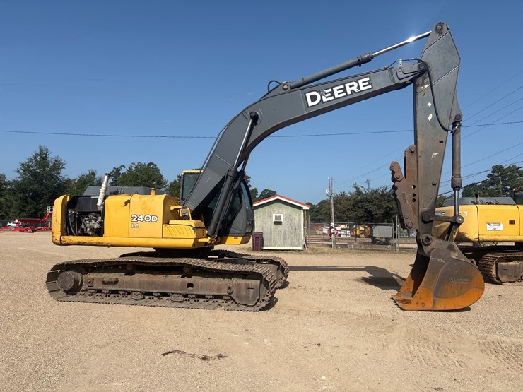 2010-deere-240d-lc-image-2