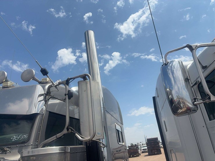 2008-peterbilt-389-image-21
