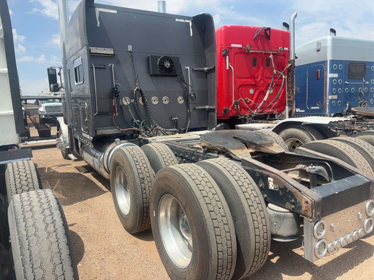 2008-peterbilt-389-image-4