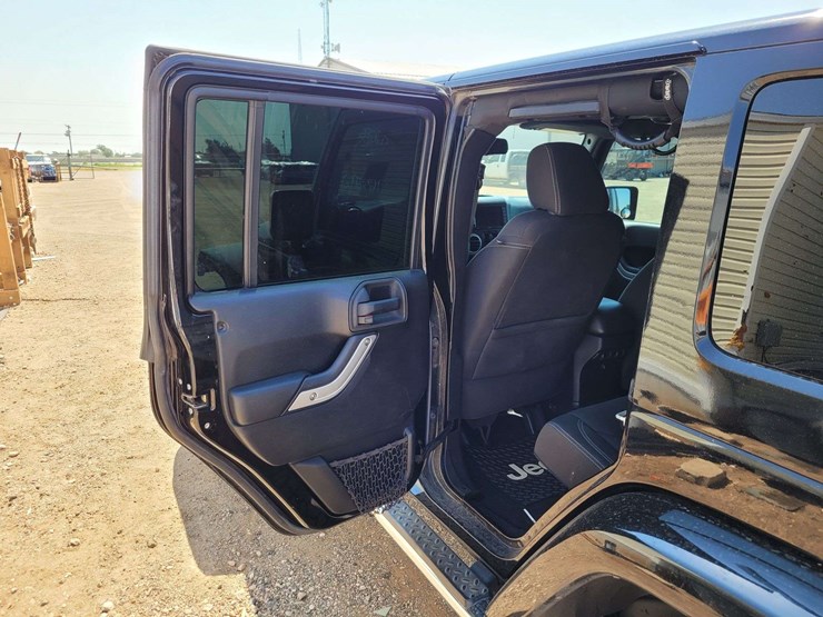 2015-jeep-wrangler-unlimited-sahara-image-5