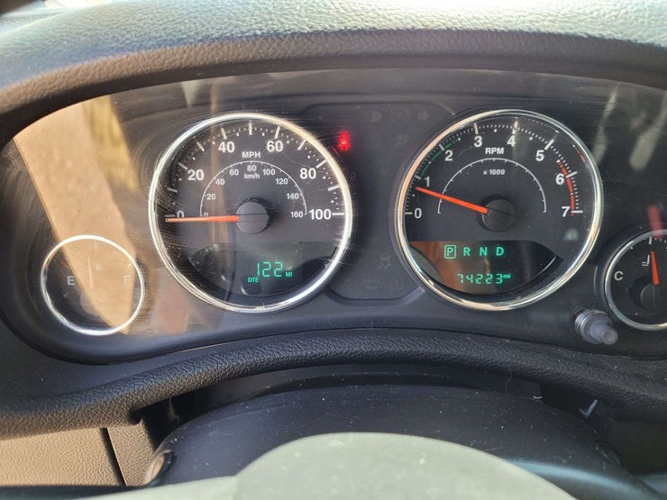 2015-jeep-wrangler-unlimited-sahara-image-14