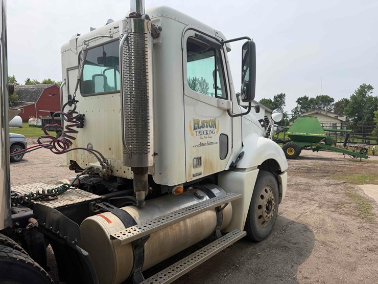 freightliner-semi-image-8