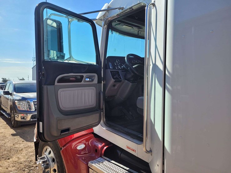 2014-peterbilt-386-image-11