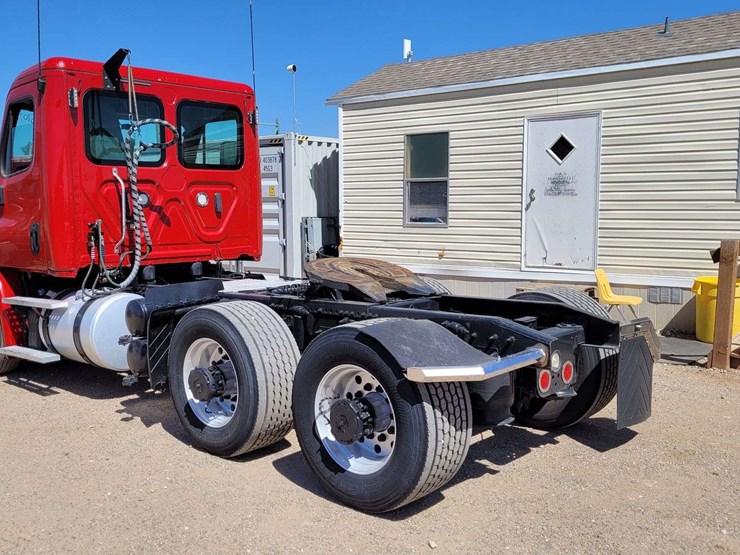 2019-freightliner-cascadia-113-image-6