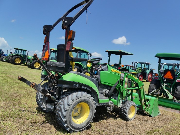 2018-john-deere-1025r-image-3