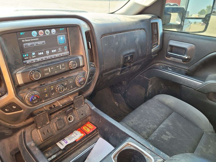 2017-chevrolet-silverado-2500-lt-image-16