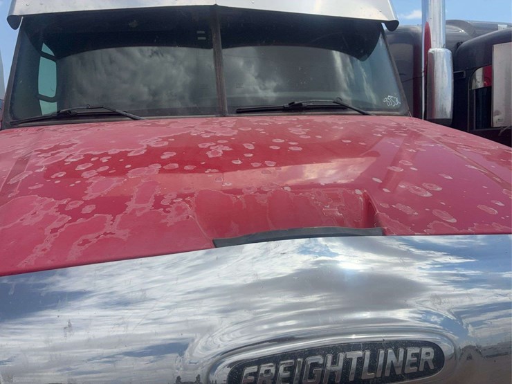 2009-freightliner-cascadia-125-image-25