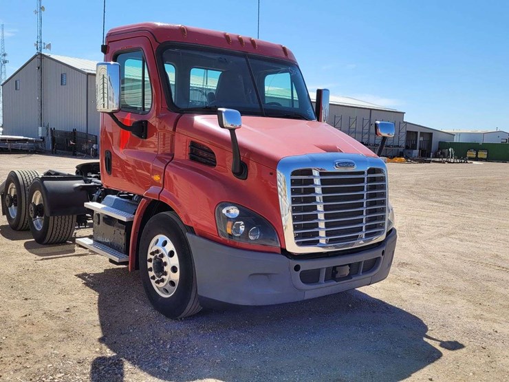 2019-freightliner-cascadia-113-image-2