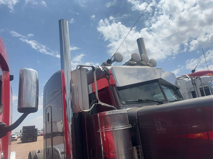 2008-peterbilt-389-image-30