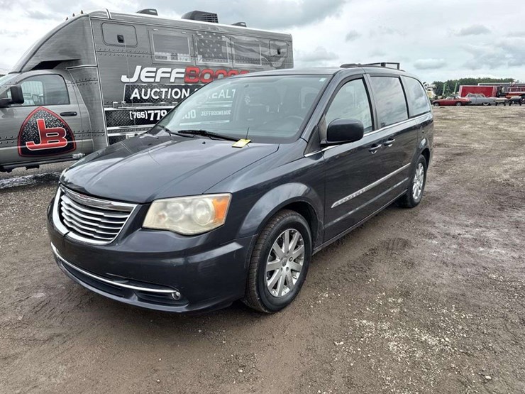 2014-chrysler-town-&-country-image-1