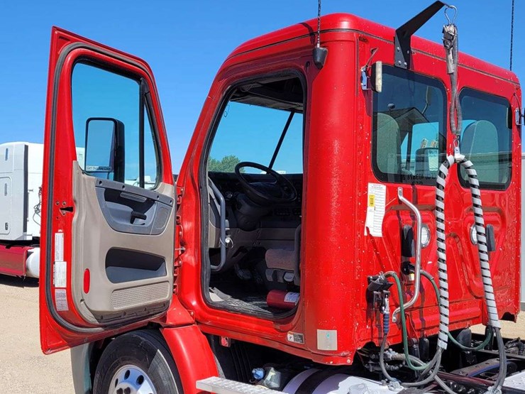 2019-freightliner-cascadia-113-image-12