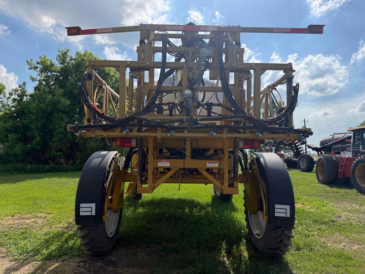 rogator-864-sprayer-image-4