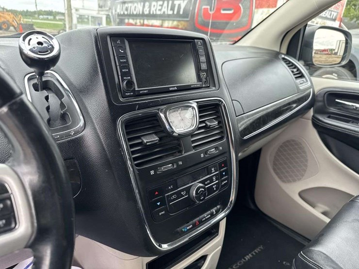 2014-chrysler-town-&-country-image-14