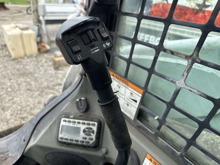 2012-bobcat-s750-image-12