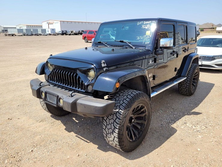 2015-jeep-wrangler-unlimited-sahara-image-1