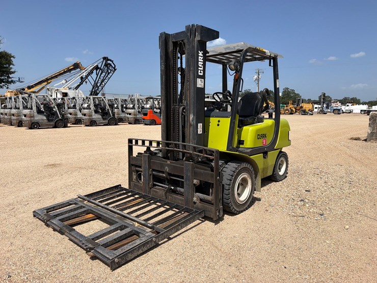#2073-•-clark-forklift-image-2