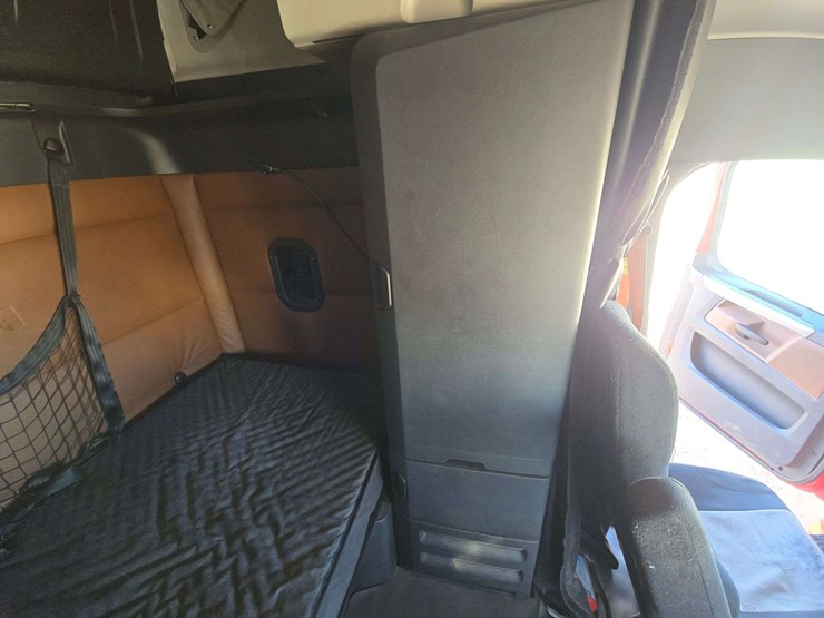 2019-freightliner-cascadia-123-sleeper-cab-truck-tractor-image-28