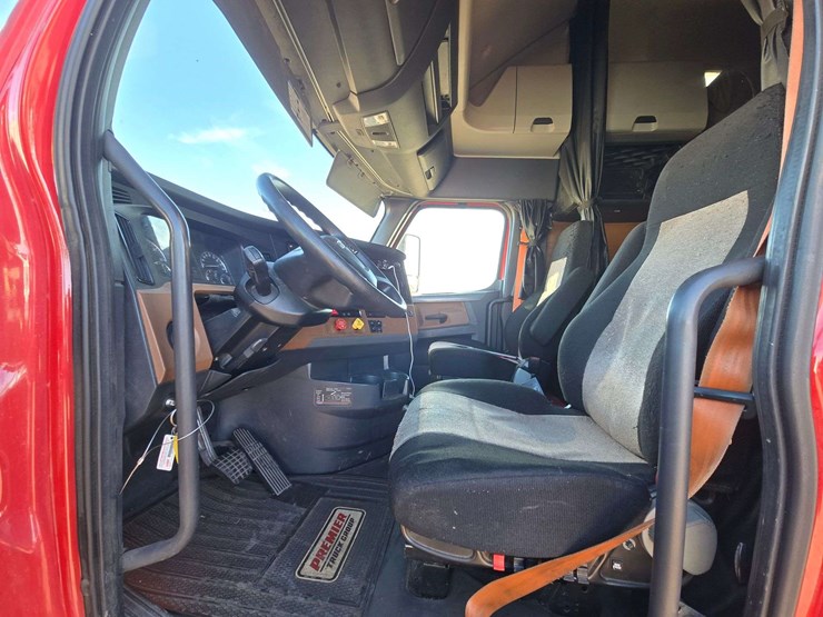 2019-freightliner-cascadia-123-sleeper-cab-truck-tractor-image-20