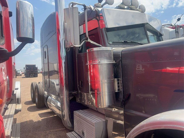 2008-peterbilt-389-image-29