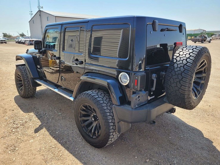 2015-jeep-wrangler-unlimited-sahara-image-4