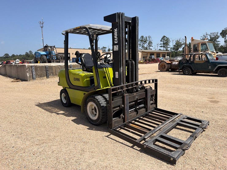 #2073-•-clark-forklift-image-1