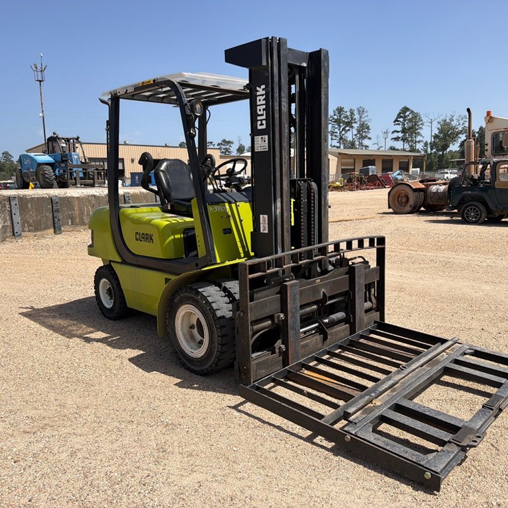 #2073 • CLARK FORKLIFT