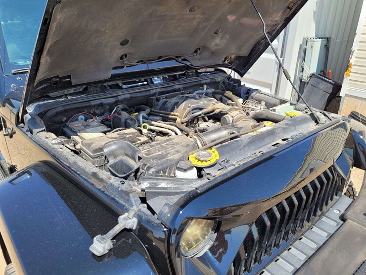2015-jeep-wrangler-unlimited-sahara-image-22
