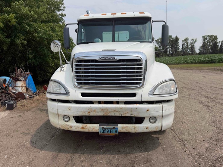 freightliner-semi-image-5
