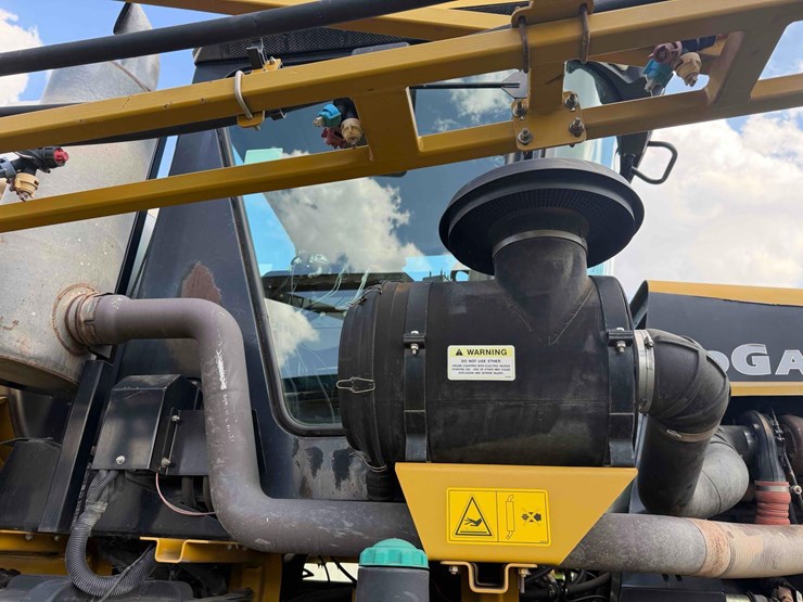 rogator-864-sprayer-image-15