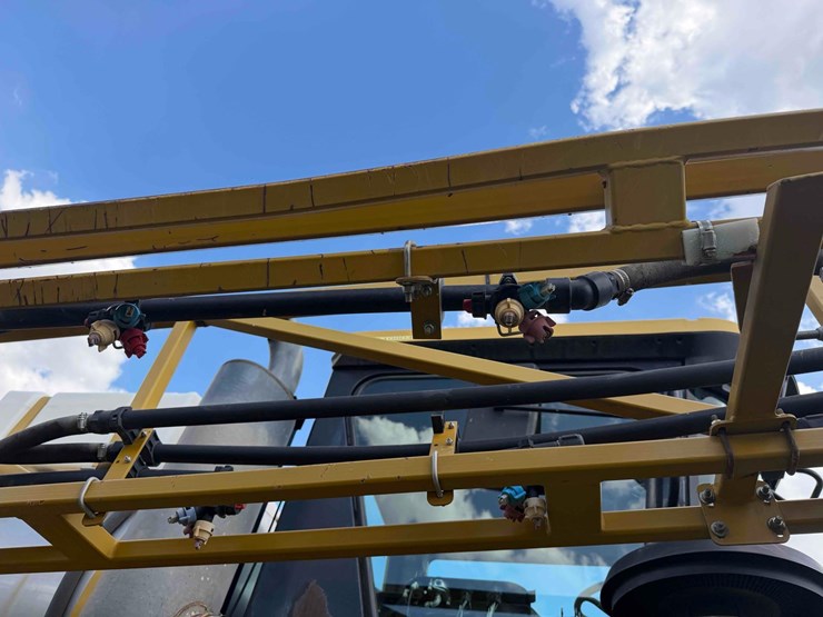 rogator-864-sprayer-image-16