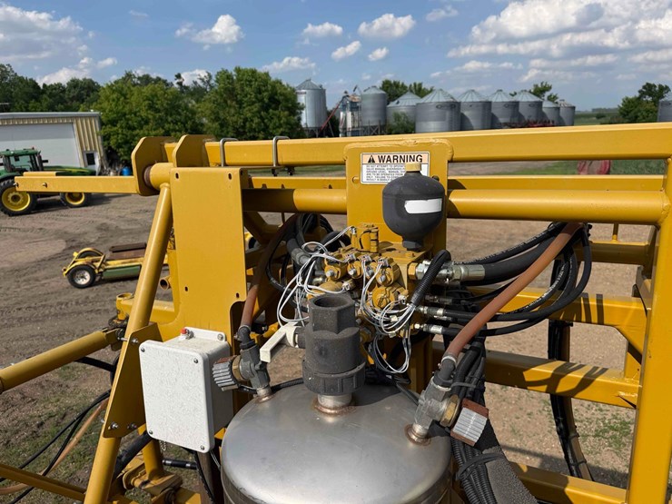 rogator-864-sprayer-image-31