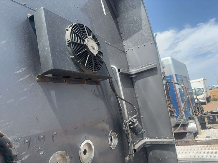 2008-peterbilt-389-image-15
