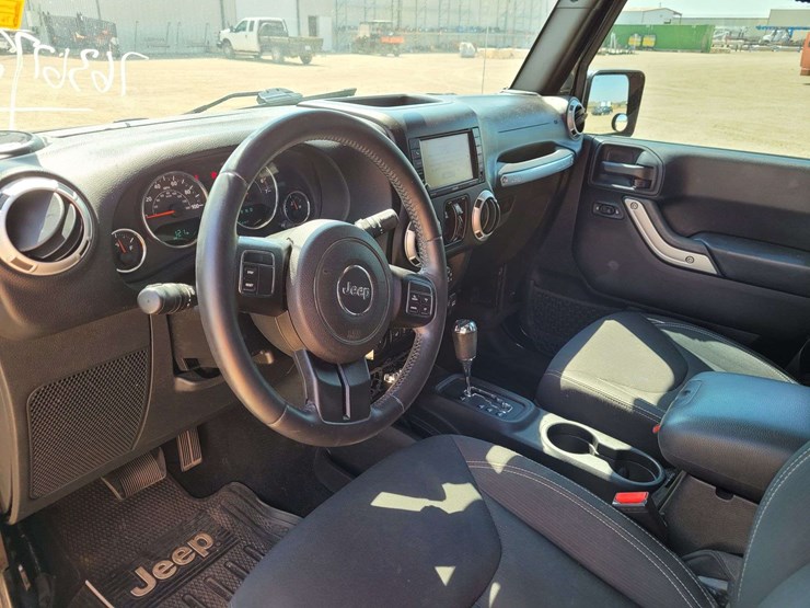 2015-jeep-wrangler-unlimited-sahara-image-10