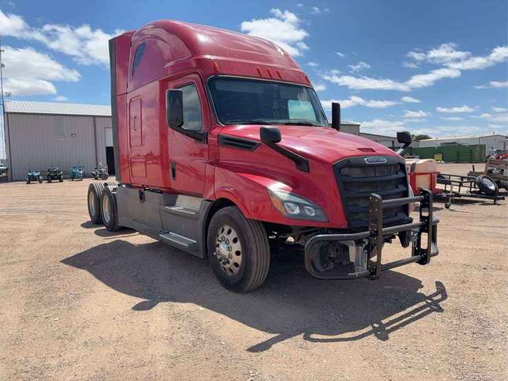 2019-freightliner-cascadia-123-sleeper-cab-truck-tractor-image-2