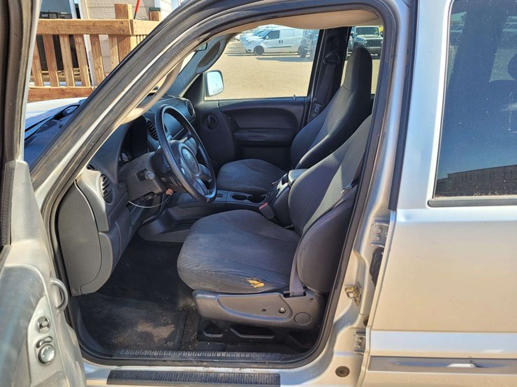 2003-jeep-liberty-sport-image-12