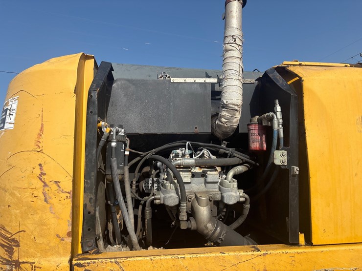 2010-deere-240d-lc-image-23