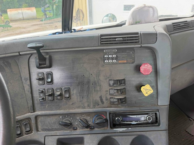freightliner-semi-image-26