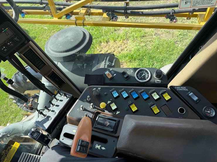 rogator-864-sprayer-image-27