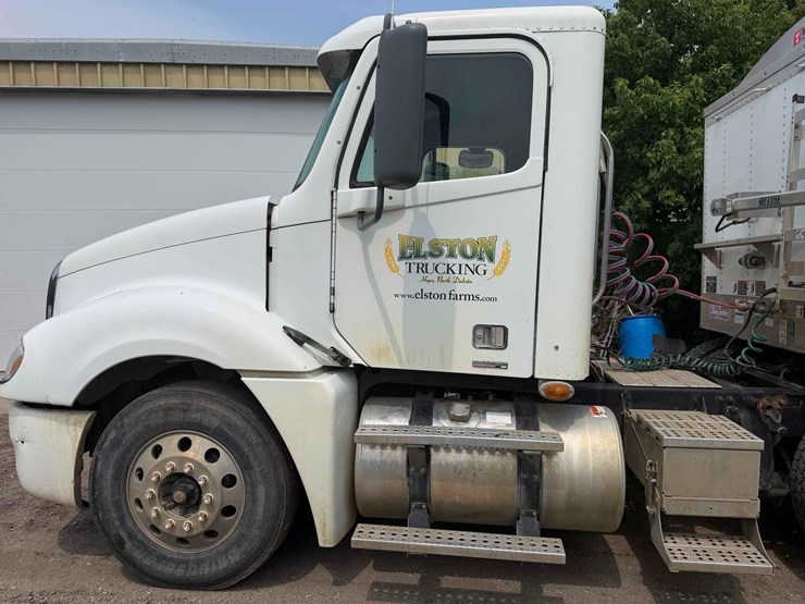 freightliner-semi-image-2