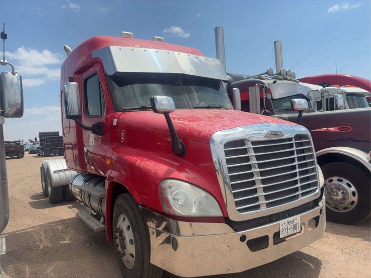 2009-freightliner-cascadia-125-image-2