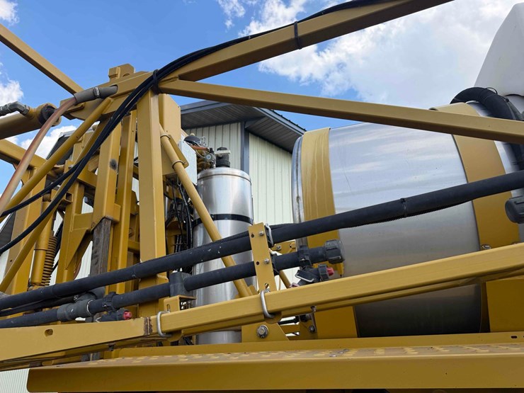 rogator-864-sprayer-image-19