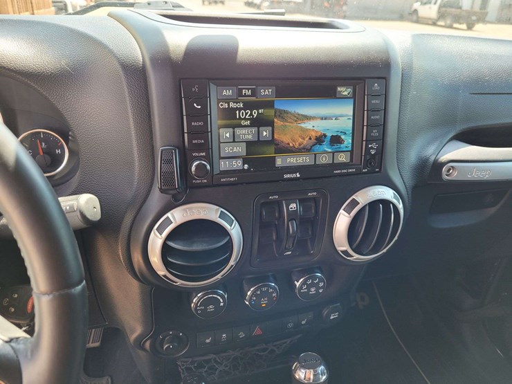 2015-jeep-wrangler-unlimited-sahara-image-12