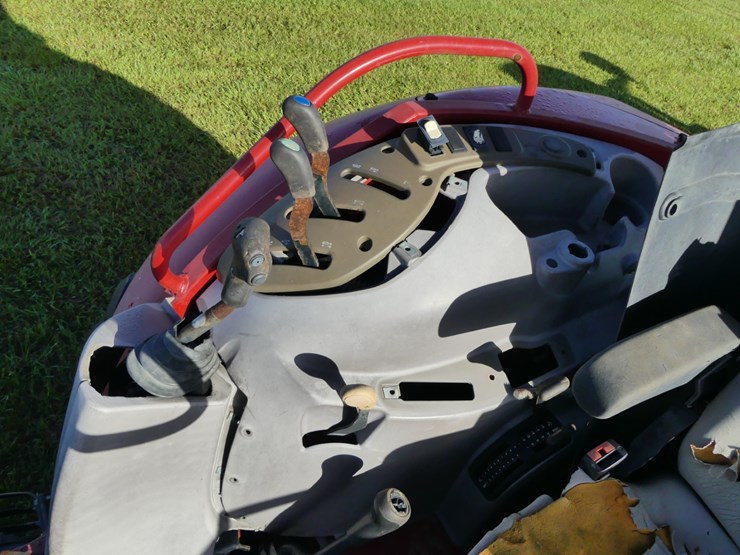 2017-case-ih-farmall-140a-image-12