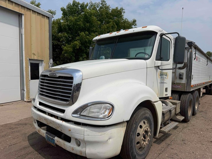 freightliner-semi-image-1