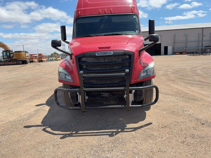 2019-freightliner-cascadia-123-sleeper-cab-truck-tractor-image-3