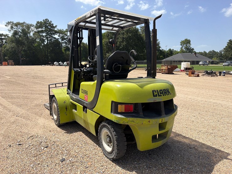 #2073-•-clark-forklift-image-3