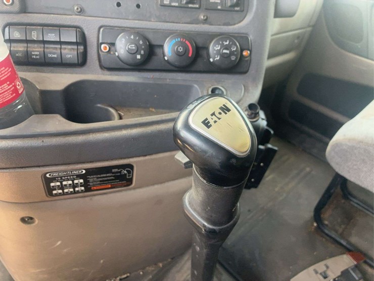 2009-freightliner-cascadia-125-image-44